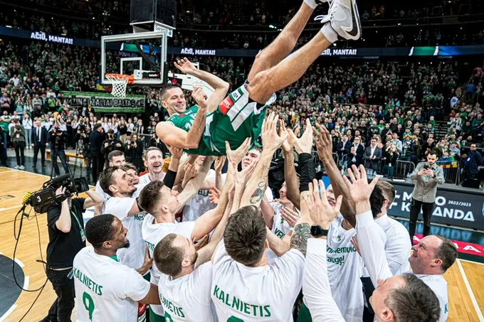 Vidéo : Les adieux en pleurs de Mantas Kalnietis