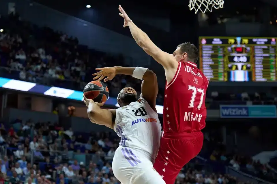 Top 10 Euroleague : quand Guerschon Yabusele met Timothé Luwawu sur un poster