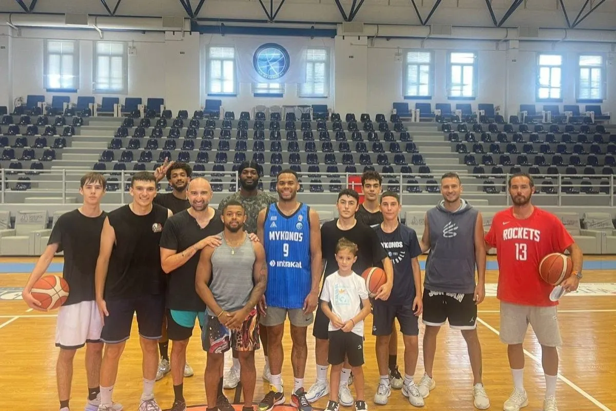 Elie Okobo en vacances à Mykonos mais toujours studieux