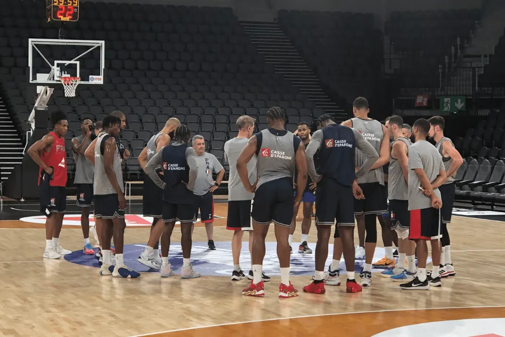 Evan Fournier et l'équipe de France à la découverte de CO'Met : "Une très belle salle mais il manque 5 000 places"