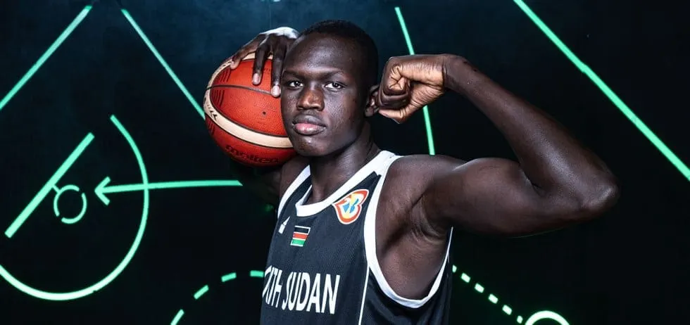 A 16 ans, un Soudanais du Sud de 2,16 m est le plus jeune joueur de la Coupe du monde