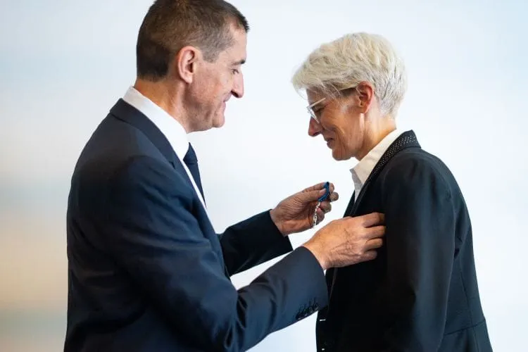 Cathy Melain décorée de l'insigne de chevalier de l'ordre national du Mérite
