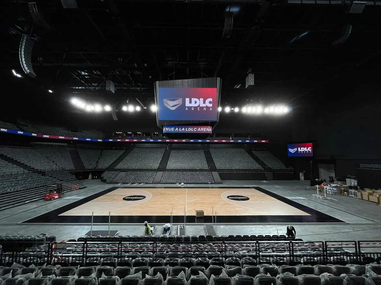 Vidéo : la pose du parquet de la LDLC Arena