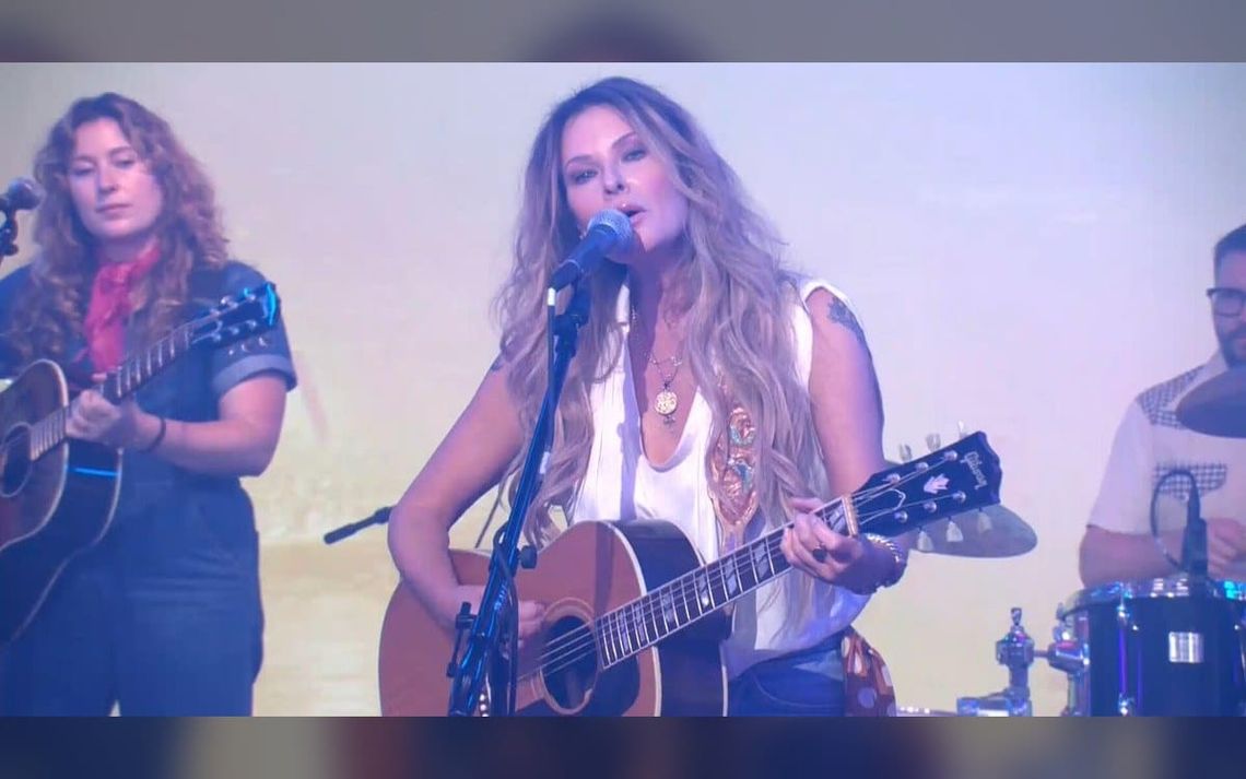 Saturday Sessions: Elizabeth Cook performs "Girls of Atomic City"
