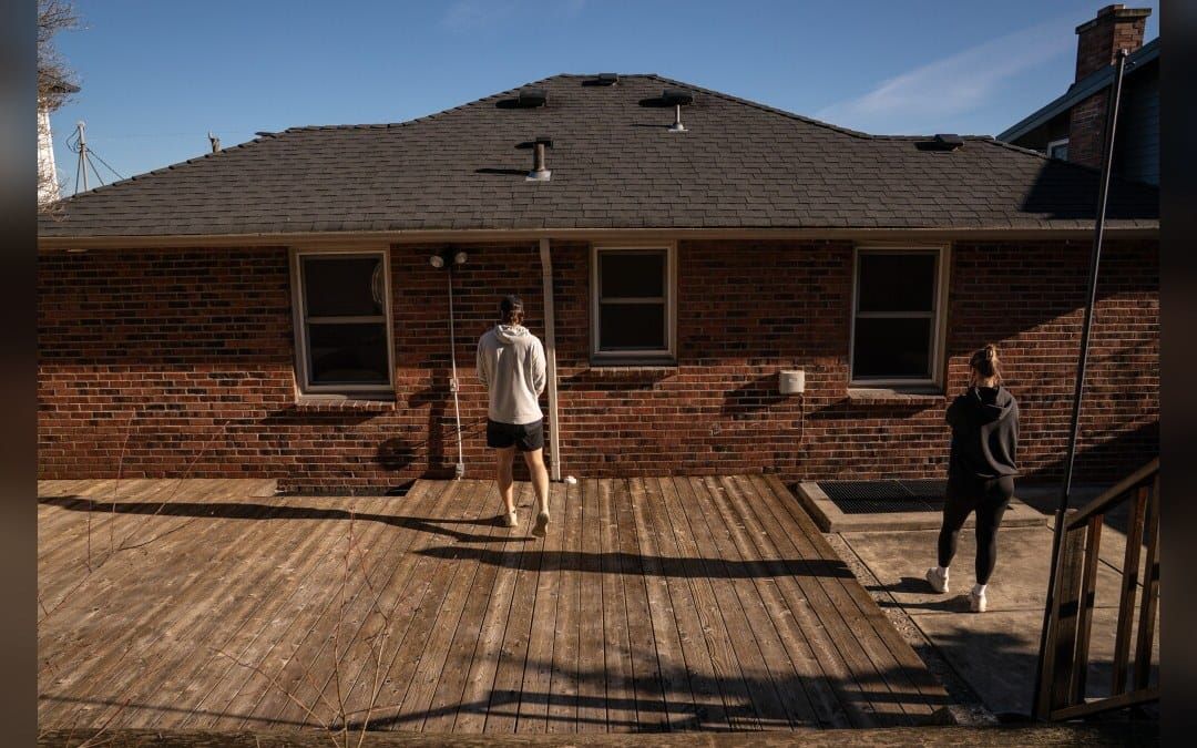 Pending-home sales unexpectedly tick up despite high rates
