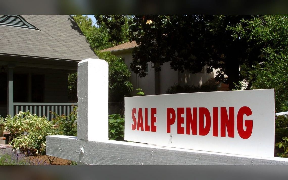 Pending home sales notch slight gain in August