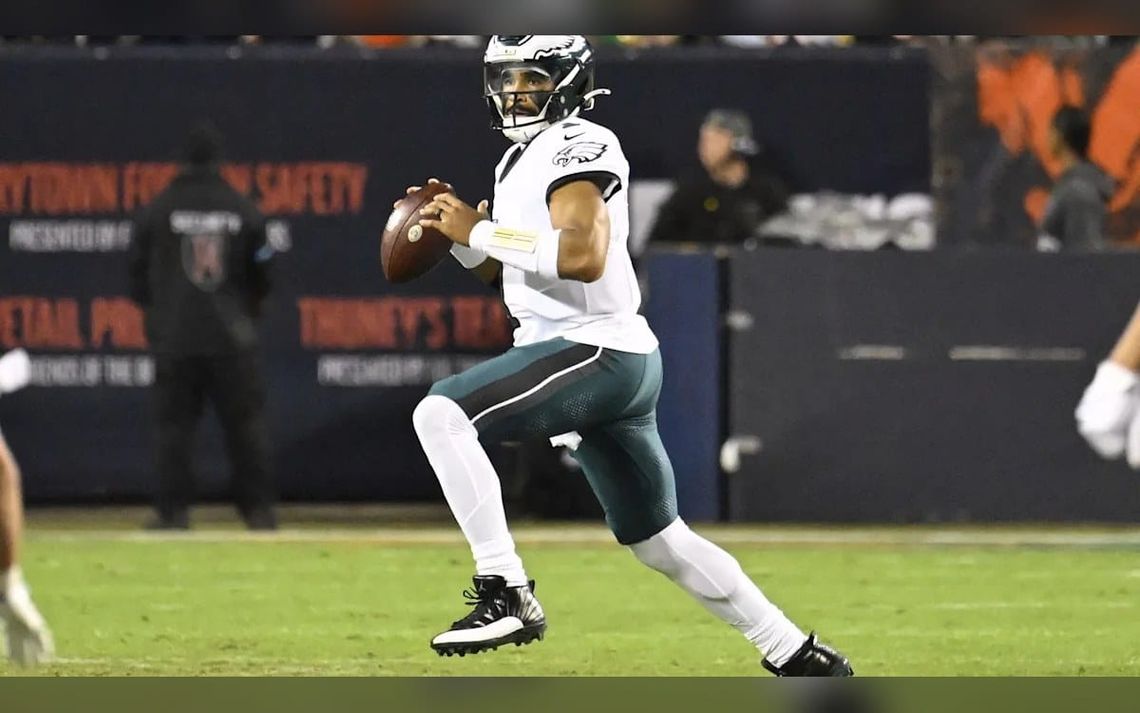 WATCH: Eagles score with one second before halftime on Hurts TD