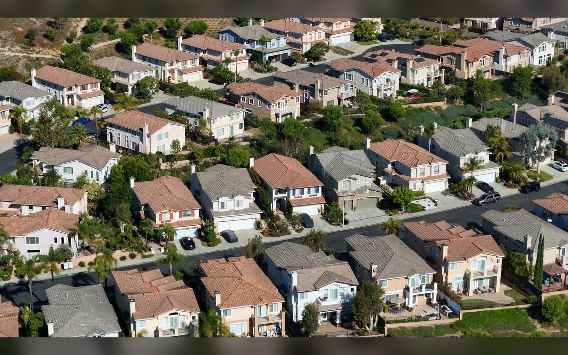 Mortgage rates fell for the second straight week, but more borrowers still sought savings in riskier loans