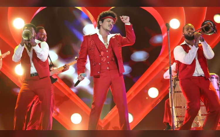 Bruno Mars Is the Greatest Showman Alive on The Romantic Tour