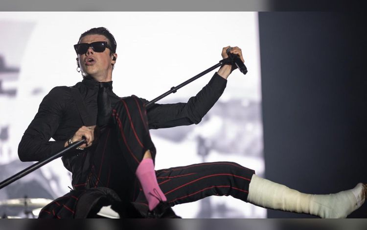Yungblud Crowdsurfs in a Wheelchair While Performing With Broken Leg