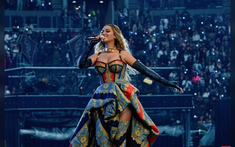 Beyoncé blocked from No. 1 by a rap legend making history