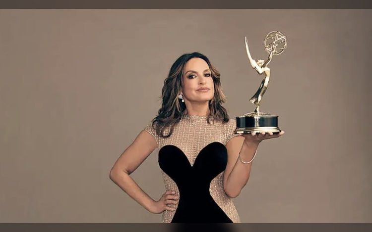 Mariska Hargitay Wins Two Emmys For ‘My Mom Jayne,’ Thanks Gloria Steinem From Stage