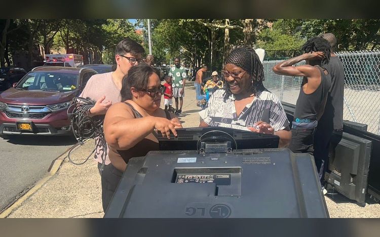 When Offices Don’t Want Their Furniture, She Brings It to NYCHA Residents