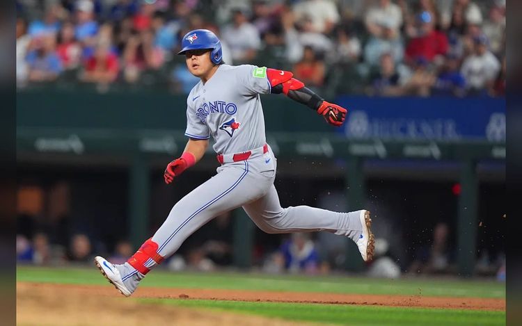 Playoff hopeful Blue Jays avoid series sweep with 7-2 win over AL West-leading Texas