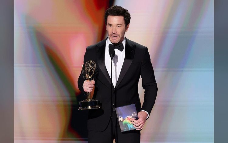 Tom Pelphrey Wins Supporting Emmy for ‘Task,’ Shouts Out ‘Very Pregnant’ Fiancée Kaley Cuoco: ‘Our Family Is the Crown Jewel of My Life’