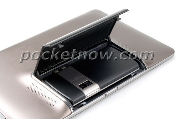 Asus. 폰도킹이 가능한 패드폰 사진 유출.