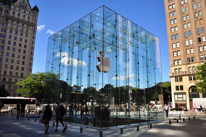 Apple. Fith Avenue 스토어의 입구 리뉴얼로 $6milion을 사용.