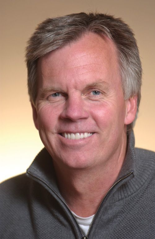 Apple. 직영점 수석 부사장 Ron Johnson, JC Penney의 CEO로 취임.