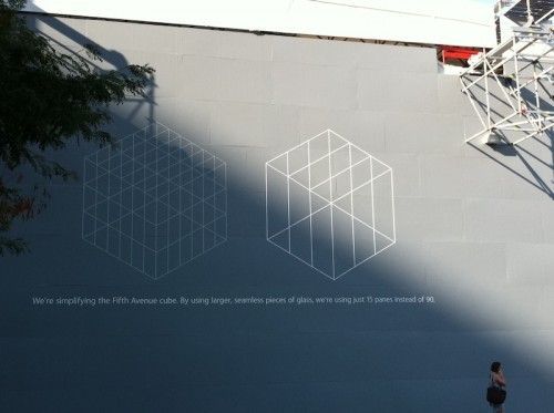 Apple Store. Fifth Avenue 직영점의 유리 큐브를 더 큰 유리 패널로 변경할 예정.