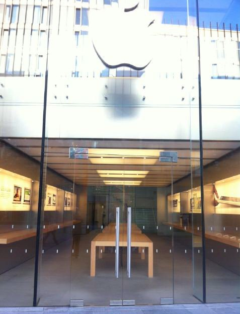 영국 내 폭동사태로 인해 Apple의 직영점 폐점.