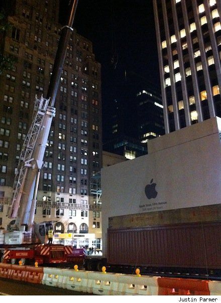 Apple Store, Fifth Avenue 거대한 유리 패널 도착 공사