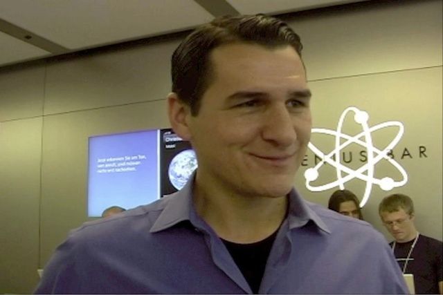 Apple의 리테일 담당 수석 부사장으로 Steve Cano가 언급.