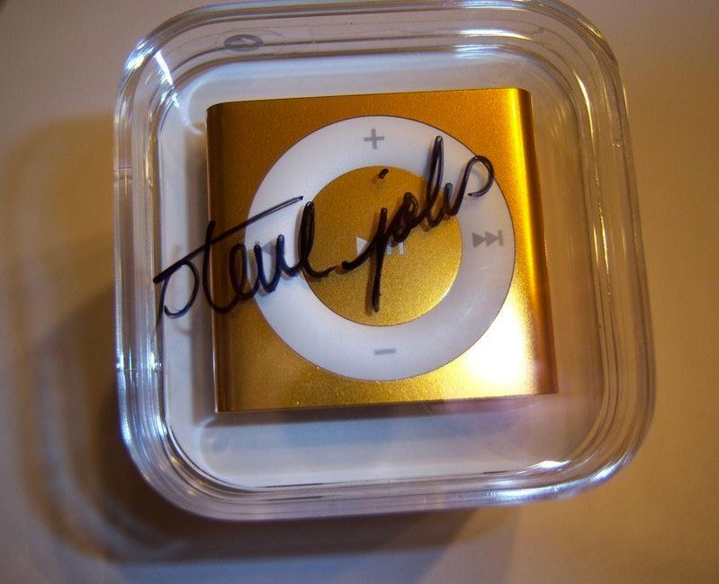 스티브 잡스의 친필 사인이 들어간 iPod shuffle이 eBay에 등록.