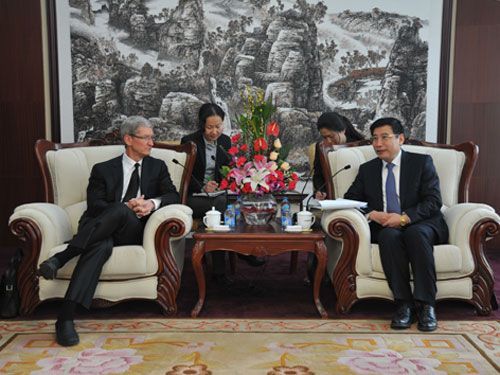 Tim Cook CEO, 중국 정부의 공업 정보화 부(MIIT)의 정보 산업 장관 Miao Wei와 회담을 진행