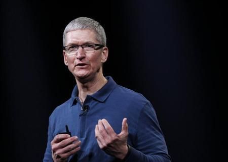 Tim Cook CEO, Apple 주주 총회에서 새로운 제품군에대해 조사하고 있다는 것을 인정