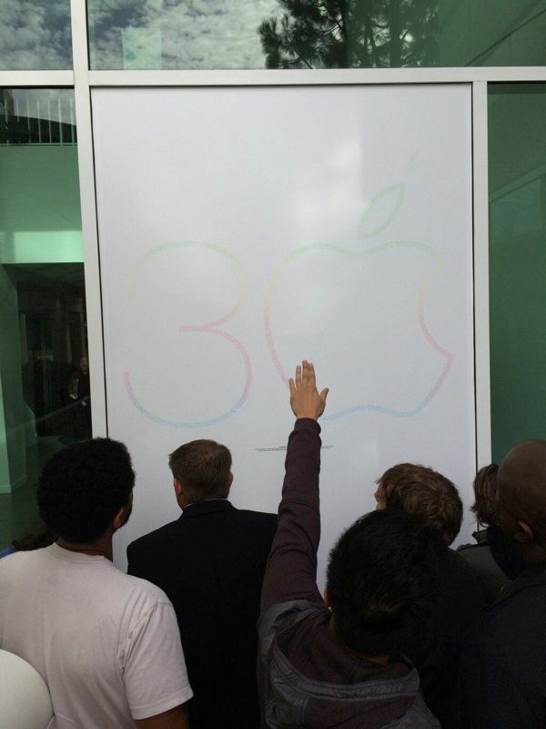 Apple. Mac 30주년 기념. 옛 직원 및 현재 직원들의 이름이 들어간 포스터 제작