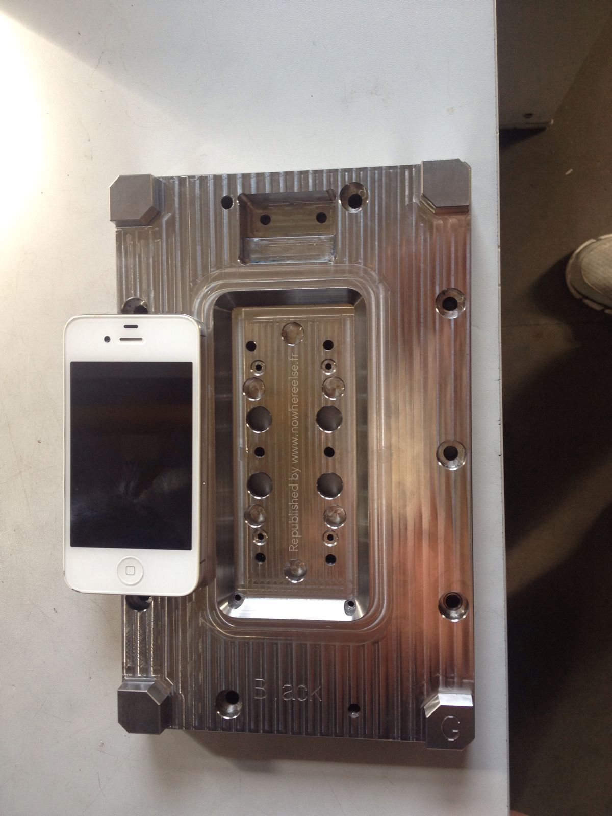또다른 iPhone 6 몰드 사진 유출?