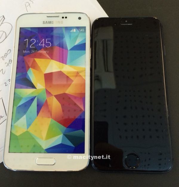 iPhone 6 목업과 갤럭시 S5의 크기 비교