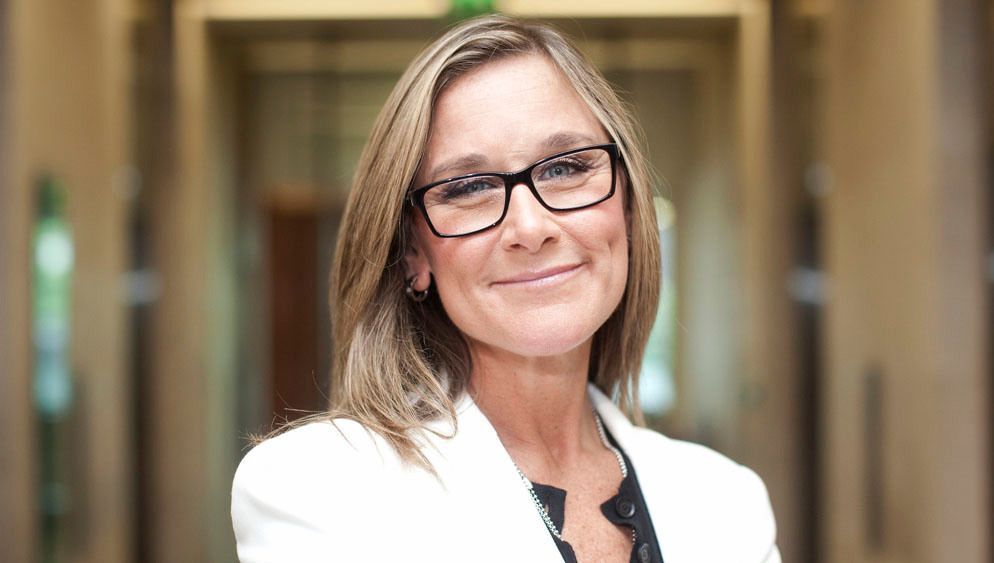 Angela Ahrendts, Apple Retail 직원들에게 첫메모를 전해.