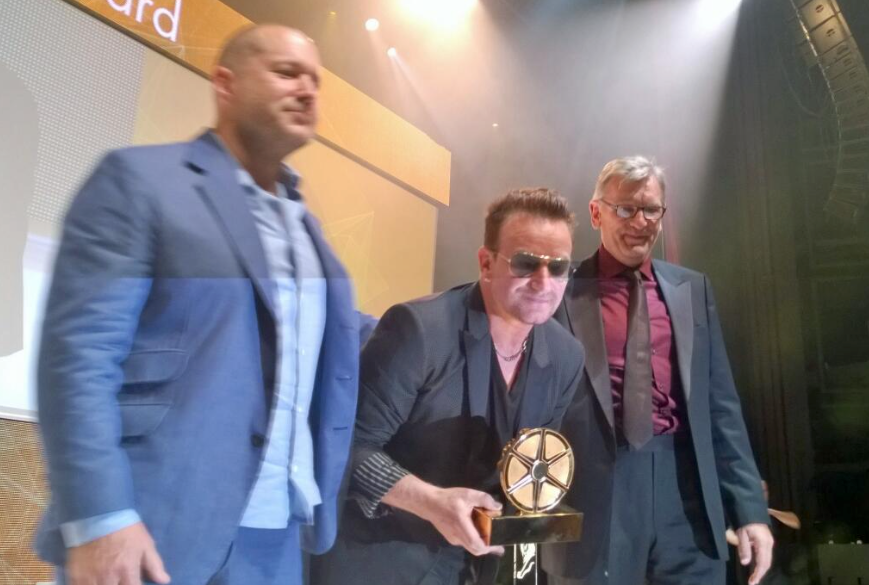 U2의 리드 보컬 보노와 Jonathan Ive의 담화.