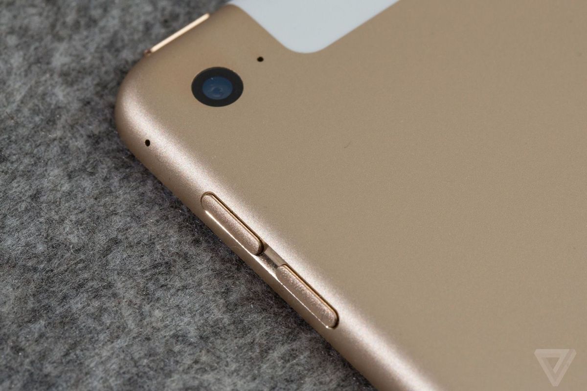 The Verge. iPad Air 2 리뷰 사진 및 영상 제공.