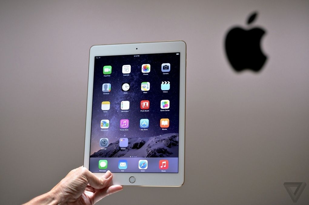 The Verge. iPad Air 2 핸즈 온 영상과 사진 제공.