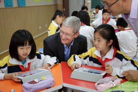 Tim Cook CEO 중국 방문 모습을 weibo에 공개.