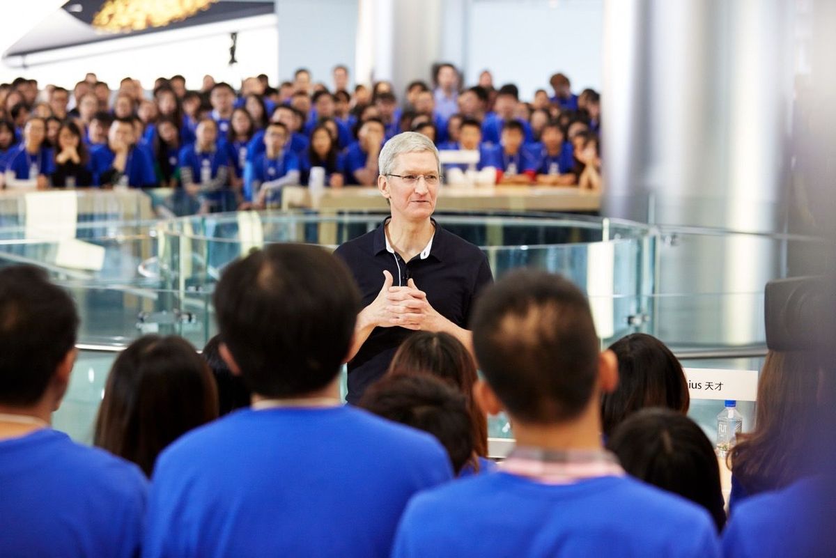 "팀 쿡 CEO와 함께 Apple 본사에서 점심 및 키노트 VIP 패스권 증정" 에 대한 경매가 최종 20 만 달러에 낙찰.
