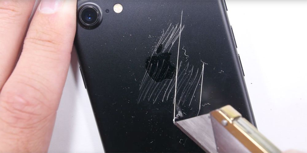 iPhone 7 스크래치와 방수 테스트 영상