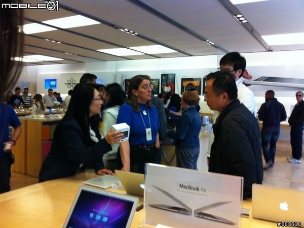 HTC의 회장. Apple Store, Paro Alto에서 쇼핑하다.