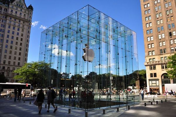 Apple. Fith Avenue 스토어의 입구 리뉴얼로 $6milion을 사용.