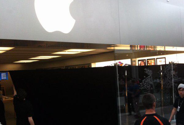 Apple updating. 화요일 밤 새로운 제품의 런칭 준비?