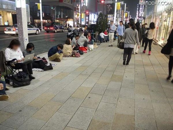iPhone 4S. 일본 발매로 인해 긴자 스토어엔 100여명 이상의 행렬이..