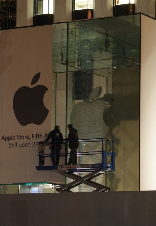 11월 4일 Apple Store. Fifth Avenue의 새로운 외관이 곧 공개 예정.