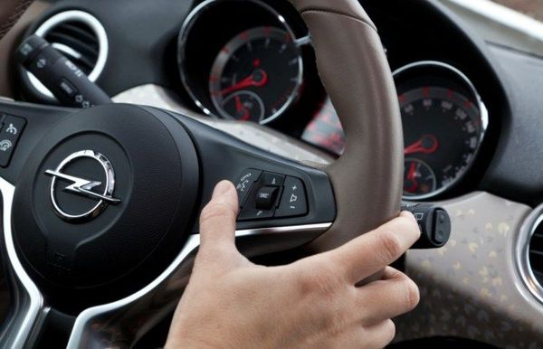 Opel, Siri Eyes Free 시연 영상 제공