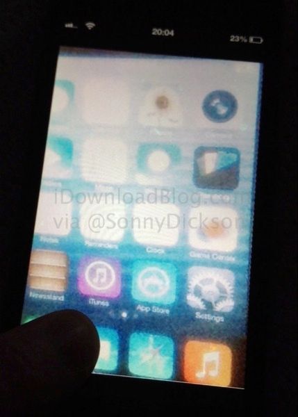 초기 개발 단계의 iOS 7 홈화면 유출