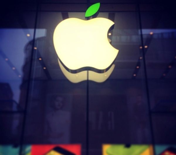 Apple 지구의 날을 맞이하여 직영점 로고 이파리 부분을 초록색으로 점등