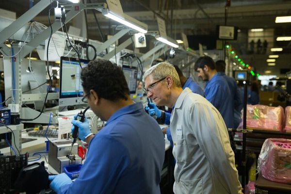 팀 쿡. 미국 오스틴의 Mac Pro 제조 공장과 AppleCare 부서 방문.