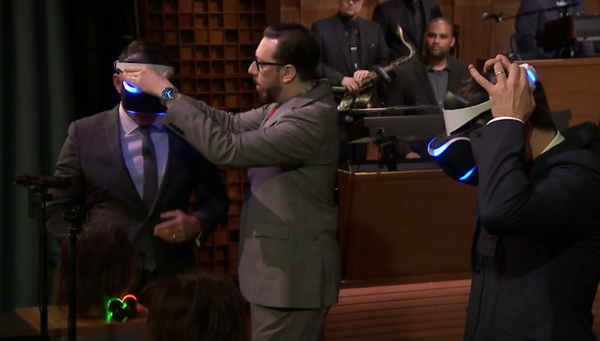 버지의 편집장 Jimmy Fallon. TV 쇼에서 모토 360을 착용.