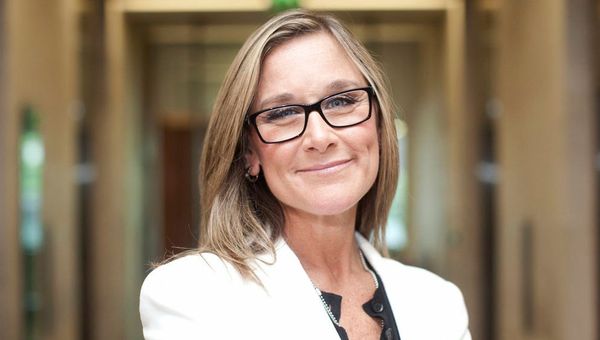 Angela Ahrendts, Apple Retail 직원들에게 첫메모를 전해.